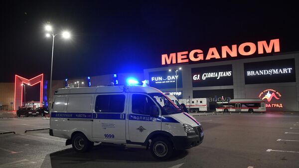 Автомобиль полиции у торгового центра Меганом в Симферополе