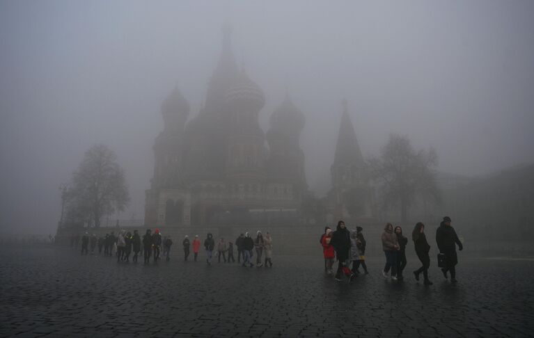 Люди на Красной площади в Москве