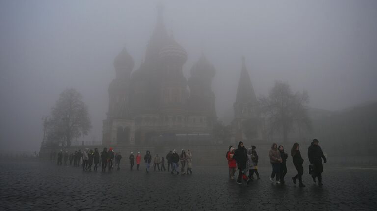 Люди на Красной площади в Москве