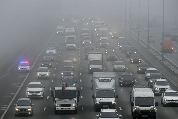 Автомобильное движение во время тумана на МКАДе в Москве