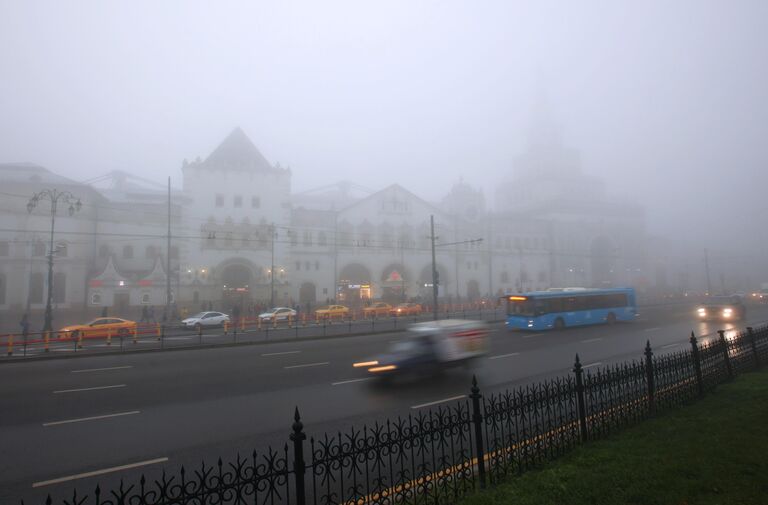 Автомобильное движение у метро Комсомольская в Москве