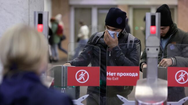 Пассажиры в переходе между станциями метро Пушкинская и Тверская в Москве