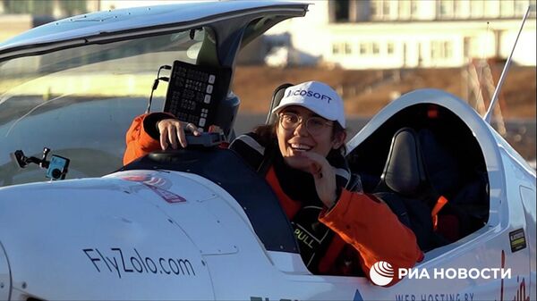 Самая молодая девушка-летчик, 19-летняя американка Зара Резерфорд, совершающая кругосветное путешествие из Бельгии на самолете Shark UL (Акула), села в Магадане