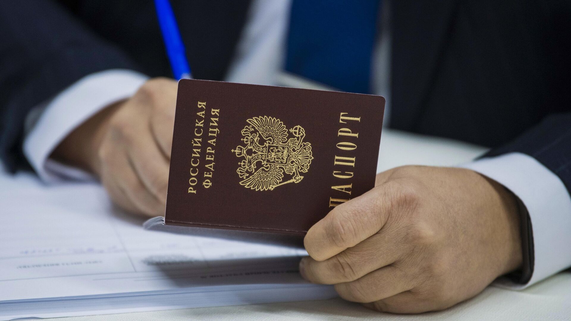 Мужчина заполняет реквизиты данными из паспорта - РИА Новости, 1920, 13.07.2022