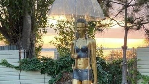 Фонтан в виде девушки с зонтиком в Севастополе
