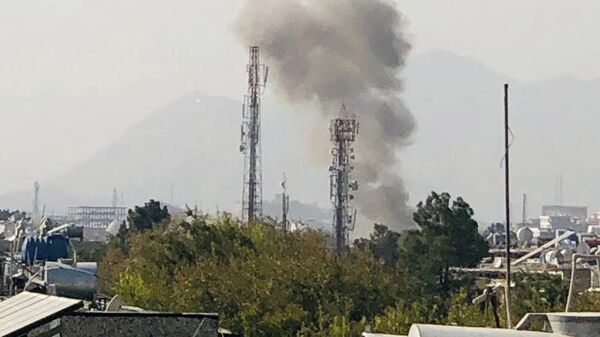Дым на месте взрыва в военном госпитале в Кабуле