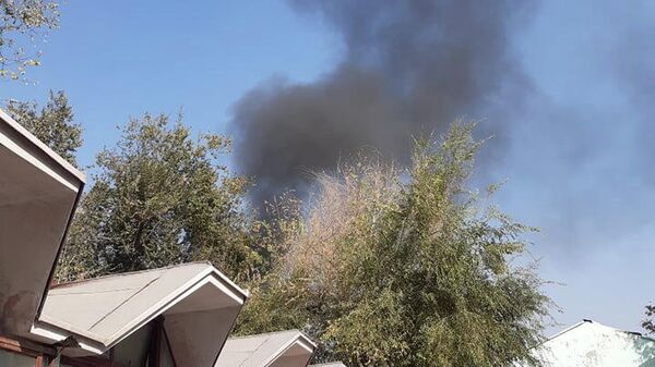 Дым на месте взрыва в военном госпитале в Кабуле