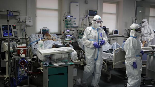 Медицинские работники и пациенты в реанимационном отделении COVID-госпиталя