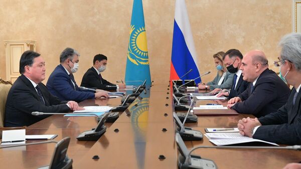 Председатель правительства РФ Михаил Мишустин и премьер-министр Казахстана Аскар Мамин во врем переговоров в Доме правительства в Москве