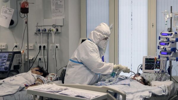 Медицинский работник и пациенты в реанимационном отделении COVID-госпиталя в Краснодарской краевой больнице