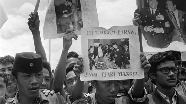 Студенты Индонезии на демонстрации против президента Сукарно