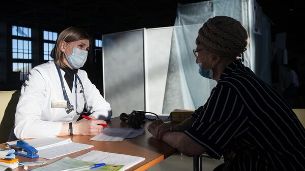 Женщина в центре вакцинации от COVID-19 в Легкоатлетическом манеже в Тюмени
