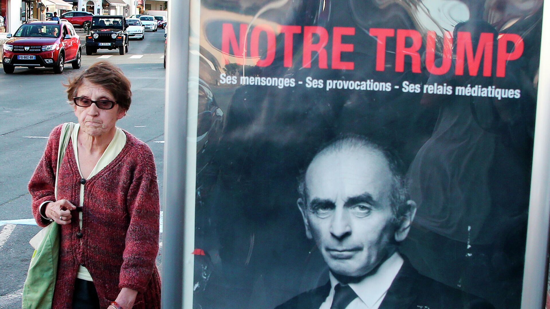 Женщина проходит мимо плакатов с изображением писателя и журналиста Эрика Земмура в Биаррице, юго-западная Франция - РИА Новости, 1920, 15.02.2022