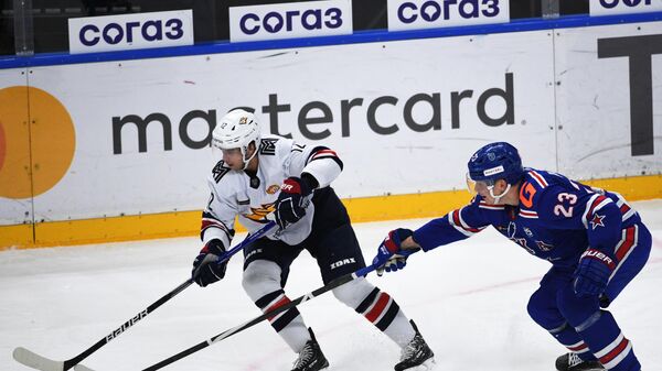 Игрок ХК Металлург Архип Неколенко (слева) и игрок ХК СКА Йоонас Кемппайнен в матче регулярного чемпионата Континентальной хоккейной лиги между ХК СКА (Санкт-Петербург) и ХК Металлург (Магнитогорск).