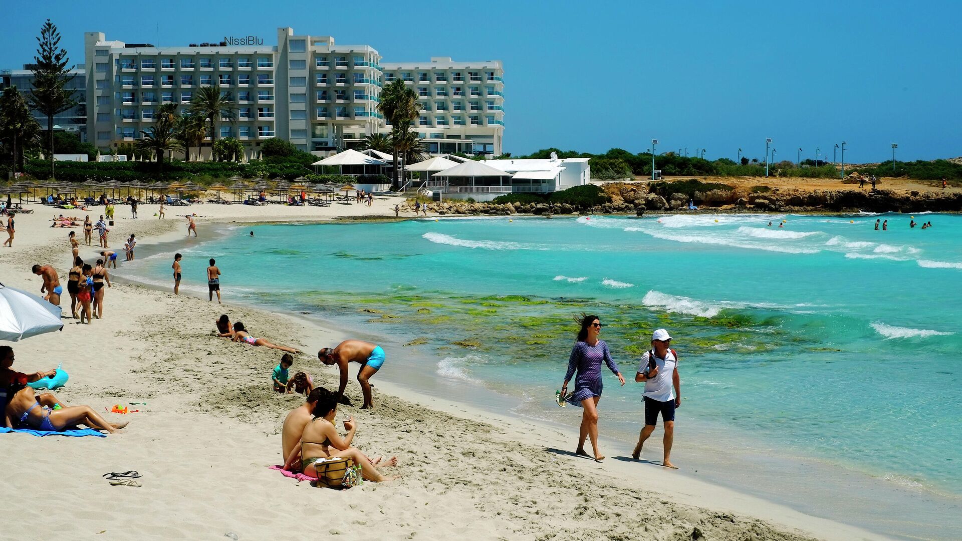 Популярный пляж Nissi Beach в Айя-Напе, Кипр - РИА Новости, 1920, 03.03.2022