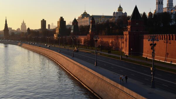 Вид на Кремль и Кремлевскую набережную в Москве