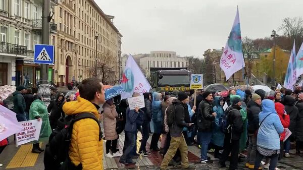 Протестующие против обязательной вакцинации перекрыли движение около Верховной рады в Киеве