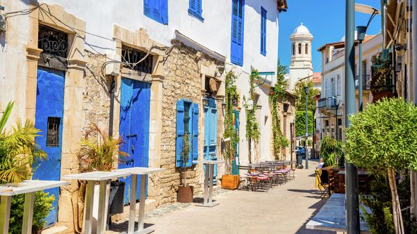 Улица Генетлиу Мителла, ведущая к собору Айя-Напы в Лимассол, Кипр