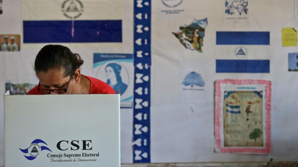 Женщина во время голосования на избирательном участке  в Манагуа в Никарагуа