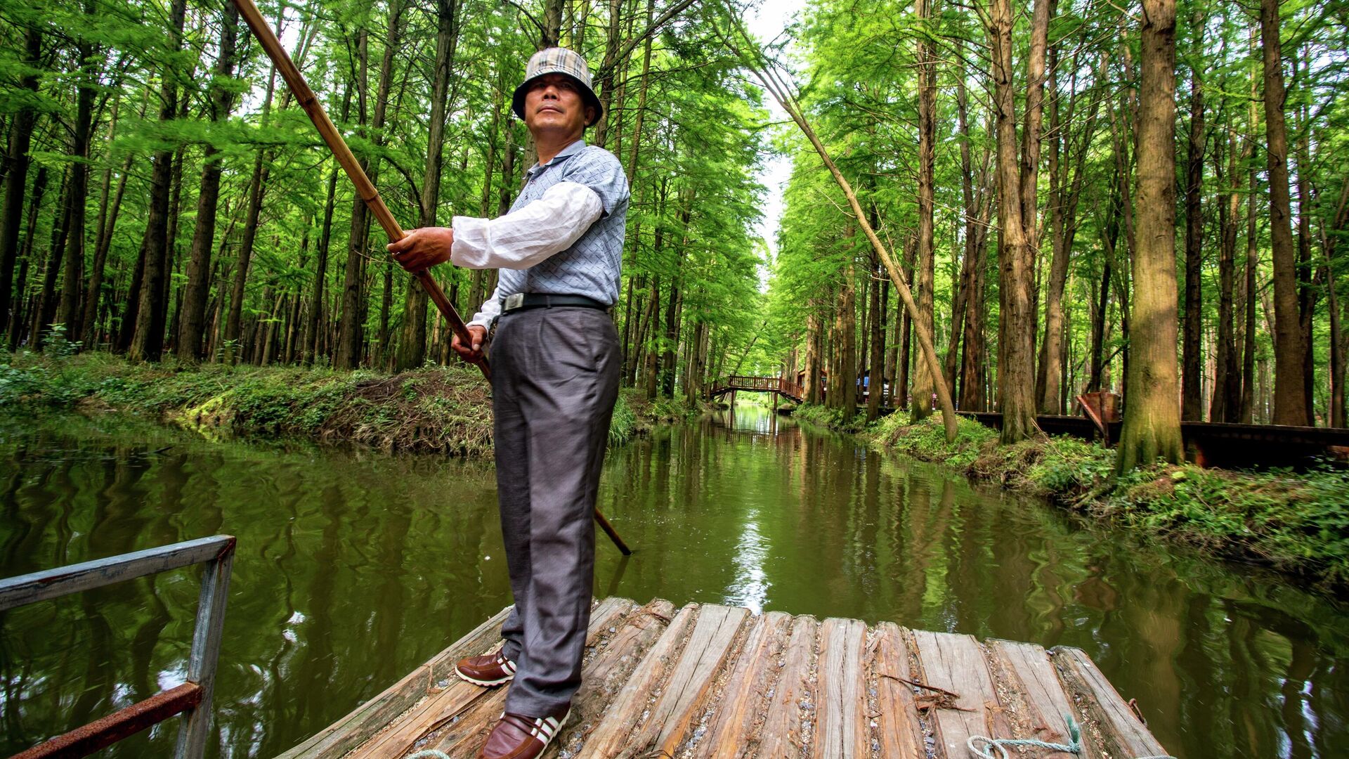 Мужчина на деревянном плоту в бамбуковой роще, провинция Чжэцзян, Китай - РИА Новости, 1920, 03.11.2021