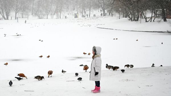 Девочка на территории парка Царицыно в Москве