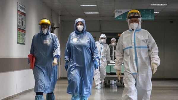 Медицинские работники в отделении для больных с коронавирусом