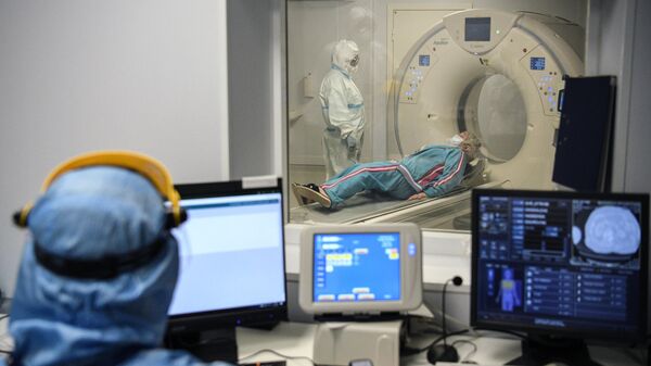 Медицинские работники проводят пациенту компьютерную томографию в отделении для больных коронавирусом в ГКБ № 15 им. Филатова