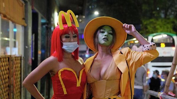 Девушки в костюмах для Хэллоуина в Гонконге