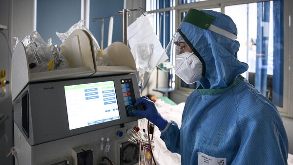 Медицинский работник в отделении для больных с коронавирусом