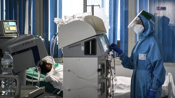 Медицинский работник и пациент в отделении для больных коронавирусом 
