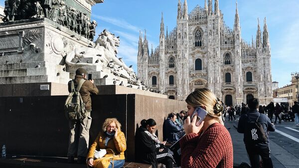 Люди на площади возле Кафедрального собора в Милане