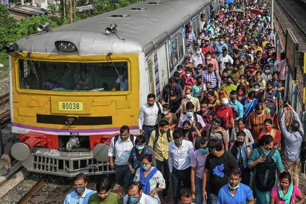 Пассажиры на железнодорожной платформе в Калькутте, Индия