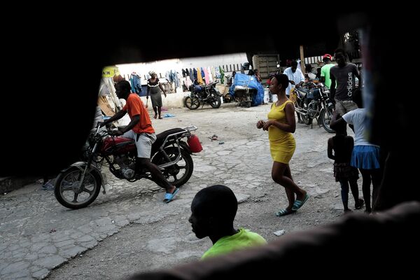 Тысячи гаитян, которые были изгнаны из своих домов в результате насилия банд, укрываются среди руин переполненных школ, церквей, спортивных центров и временных убежищ