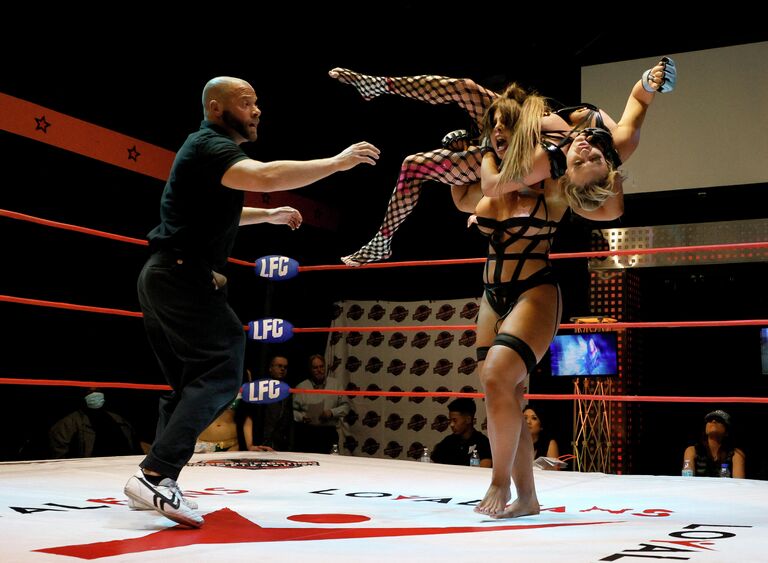 Рефери останавливает драку между участницами чемпионата Lingerie Fighting Championships 35: Booty Camp 3D,  Лас-Вегас, Невада