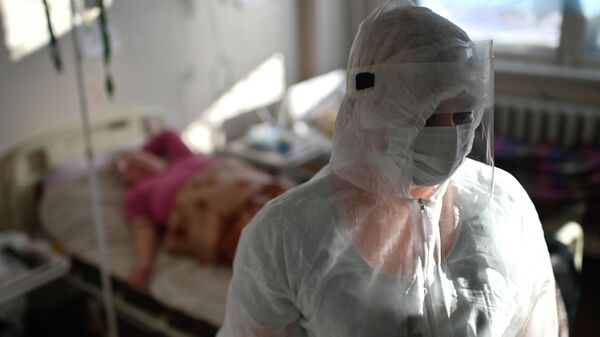 Медик в палате ковидного отделения Тарской районной больницы в Омской области