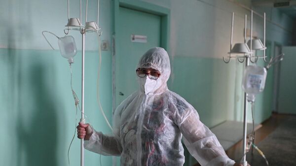 Медик в ковидном отделении Тарской районной больницы в Омской области