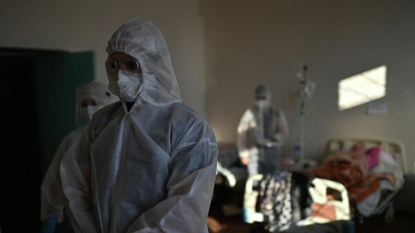 Медики и пациент в палате ковидного отделения Тарской районной больницы в Омской области
