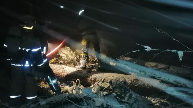 Сотрудники МЧС РФ тушат пожар на месте крушения самолета Ан-12 в Иркутской области
