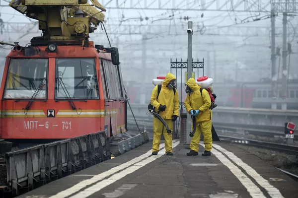 Сотрудники МЧС РФ проводят специальную обработку Казанского вокзала в Москве дезинфицирующим раствором