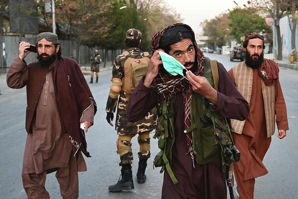 Бойцы Талибана* около военного госпиталя в Кабуле 