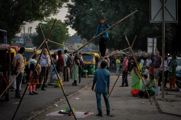 Уличное представление в Нью-Дели, Индия 