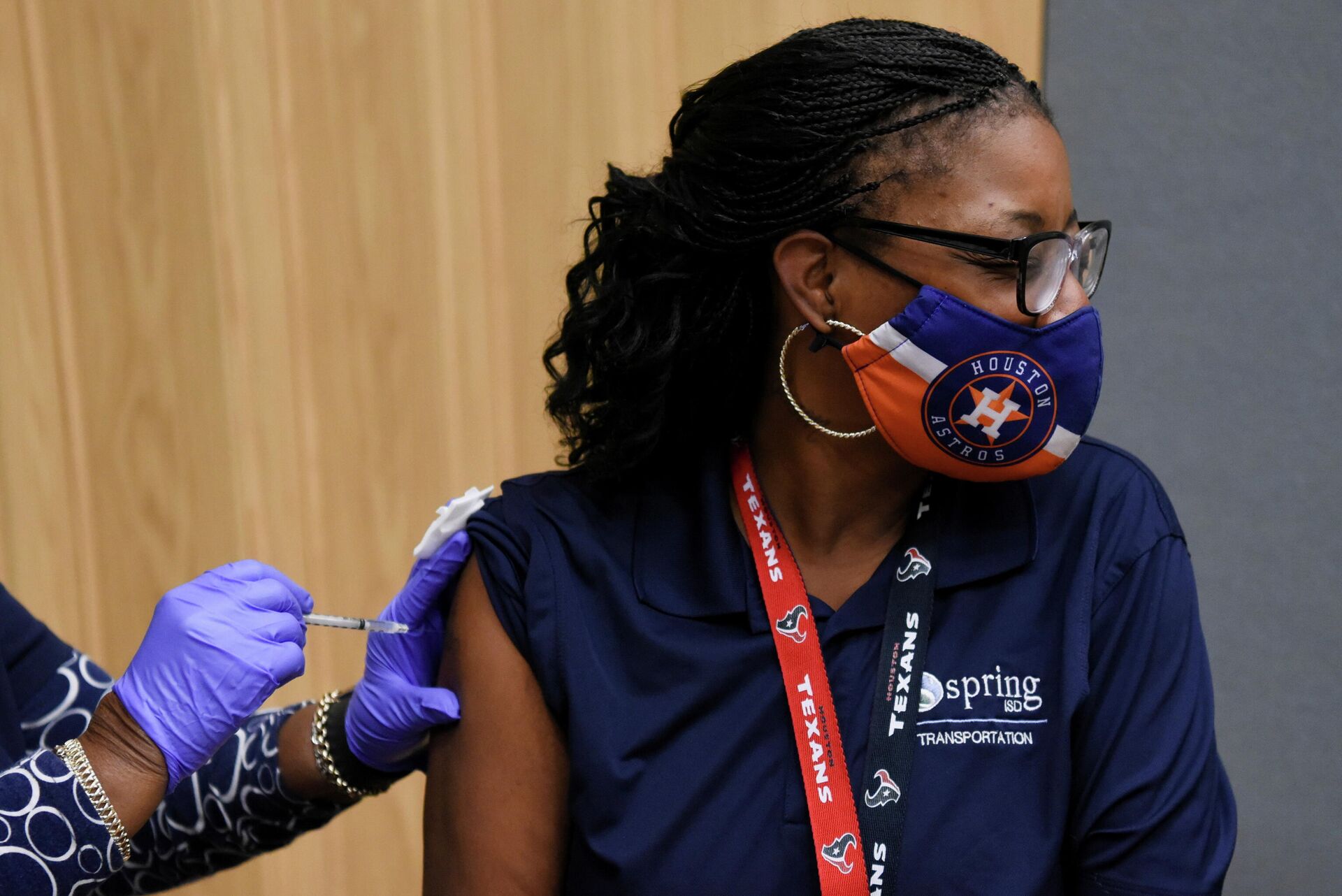 Медицинский сотрудник делает прививку от коронавируса в многофункциональном центре Acres Home в Хьюстоне, штат Техас, США - РИА Новости, 1920, 11.01.2022