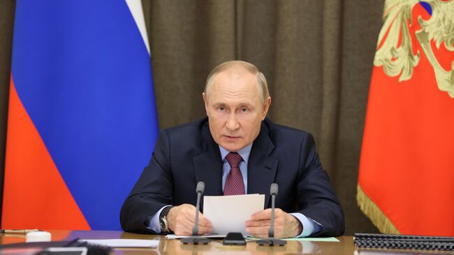 Президент РФ Владимир Путин проводит совещание с руководством министерства обороны РФ и предприятий ОПК