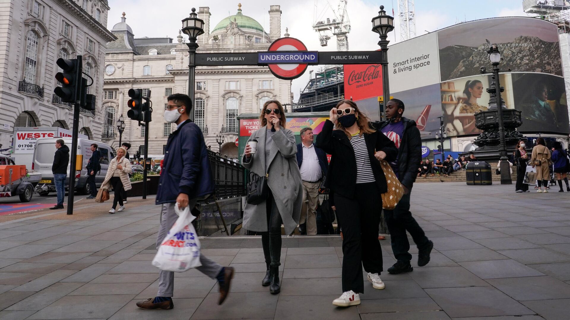 Люди в масках возле метро Piccadilly Circus в Лондоне - РИА Новости, 1920, 05.12.2021