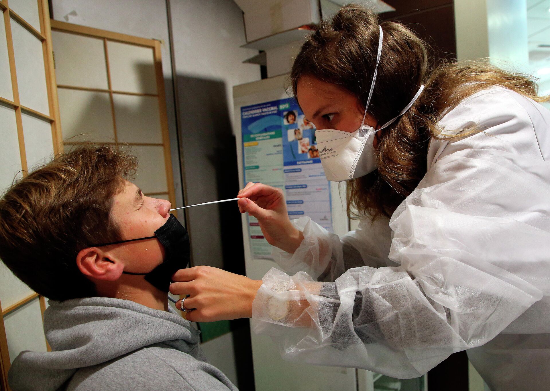 Фармацевт берет мазок из носа для теста на COVID-19 в аптеке в Байонне, юго-западная Франция - РИА Новости, 1920, 26.11.2021