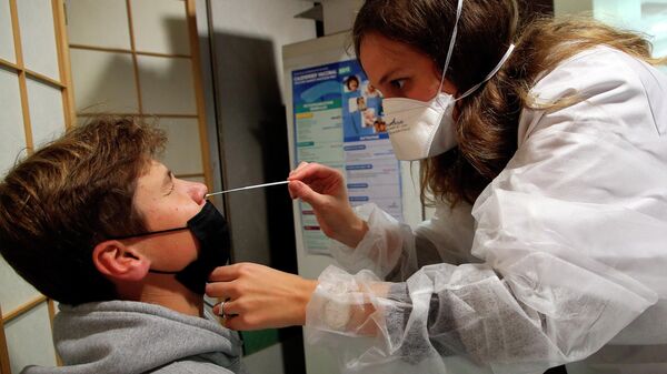 Фармацевт берет мазок из носа для теста на COVID-19 в аптеке в Байонне, юго-западная Франция