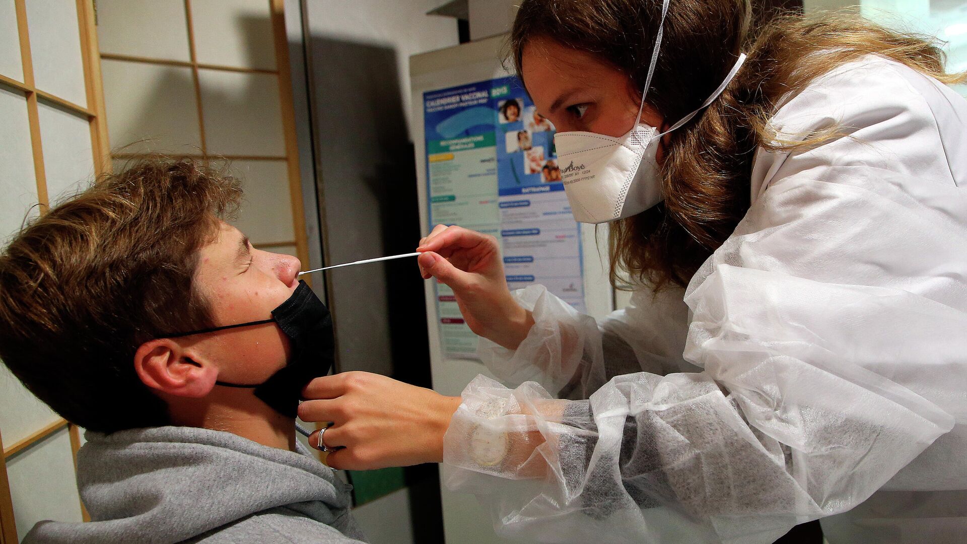 Фармацевт берет мазок из носа для теста на COVID-19 в аптеке в Байонне, юго-западная Франция - РИА Новости, 1920, 21.12.2021