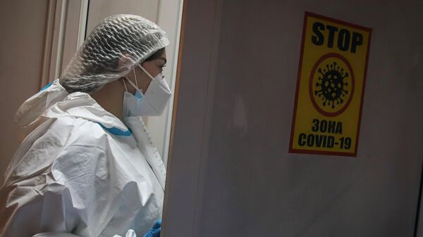 Медицинский работник в блоке реанимации и интенсивной терапии в COVID-госпитале
