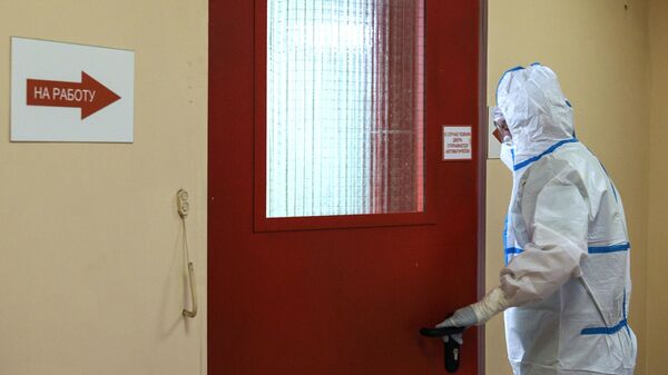 Медицинский работник в отделении для больных с коронавирусом в ГКБ № 15 им. Филатова в Москве
