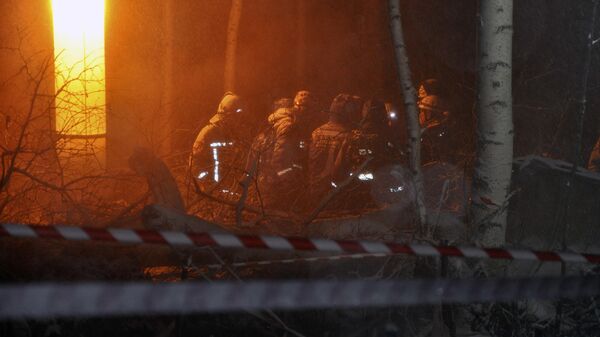Пожарно-спасательные подразделения ликвидируют последствия крушения грузового самолета под Иркутском